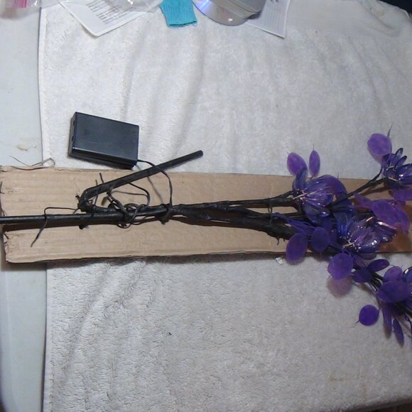 River of Goods Purple Daffodils LED Branch Transparent Pedal Plastic Leaves 24" - Picture 11 of 16